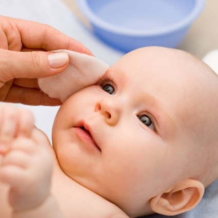 Vệ sinh tai mũi họng cho con đúng cách mẹ đã biết?