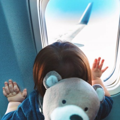 Những lưu ý khi đi máy bay cùng bé