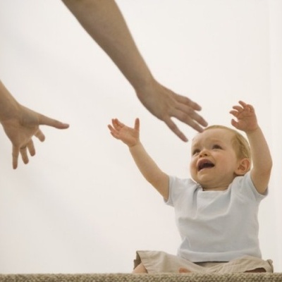 Khắc phục rối loạn lo sợ xa cách cho bé yêu