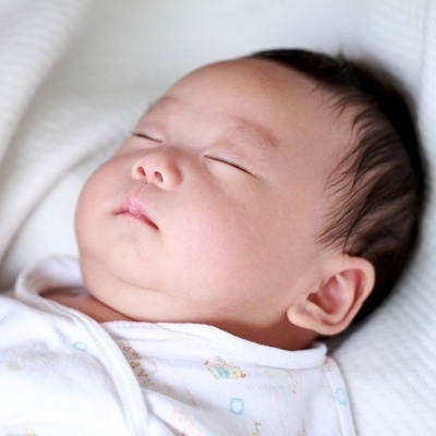 Trẻ sơ sinh bị bẹp đầu, làm thế nào để khắc phục?