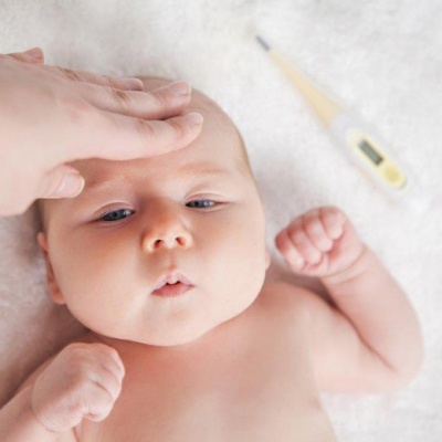 Kinh nghiệm chăm sóc khi bé bị sốt mẹ nhất định phải biết