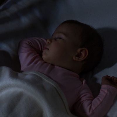 Luyện ngủ xuyên đêm cho bé, nên hay không?