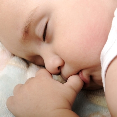 Sao cần quá lo âu khi bé mút tay nhỉ?