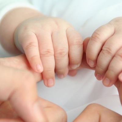 Những cột mốc đáng lưu ý ở trẻ khi bé bắt đầu biết cầm nắm