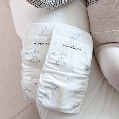 Bé đóng bỉm bị nổi mụn có nguy hiểm không?