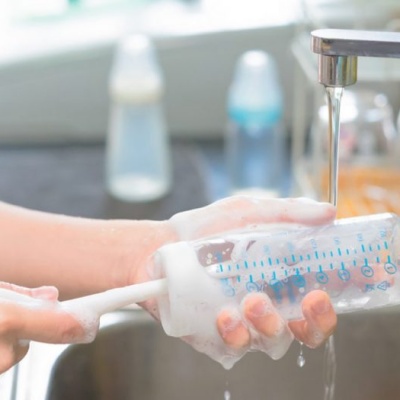 Những sai lầm trong thói quen vệ sinh bình sữa của mẹ