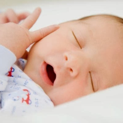 Mẹo nhỏ giúp giảm giật mình ở trẻ sơ sinh 