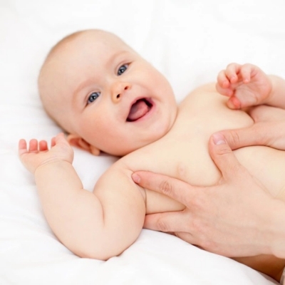 Cách massage cho bé sơ sinh giúp bé ngủ ngon, thư giãn