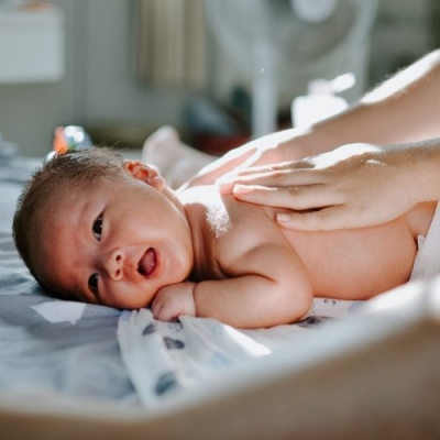 Tắm nắng sai cách cho bé - Nguy hiểm hay không? 