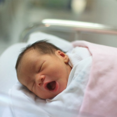 Có nên cho trẻ sơ sinh uống nước hay không?