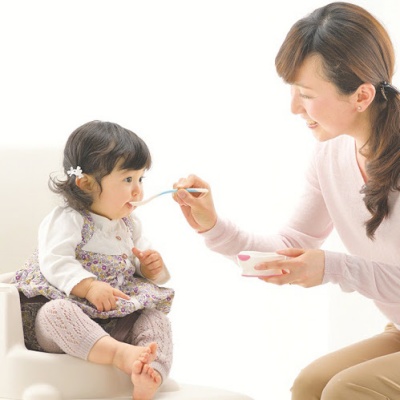 Nguy cơ tiềm ẩn sau việc nhai mớm cơm cho bé