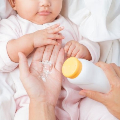 Nên hay không sử dụng phấn rôm cho bé?