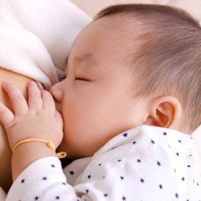 Cần làm gì khi bé đòi bú mẹ liên tục?