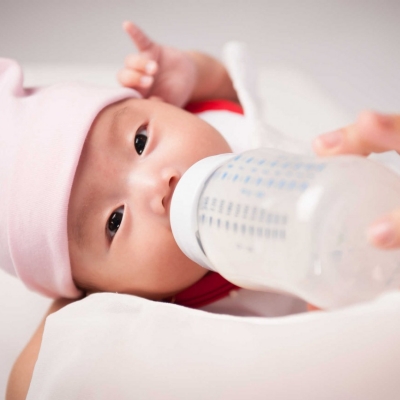 Mách nhỏ mẹ cách cho bé bú bình không sặc cực kỳ đơn giản và dễ thực hiện 