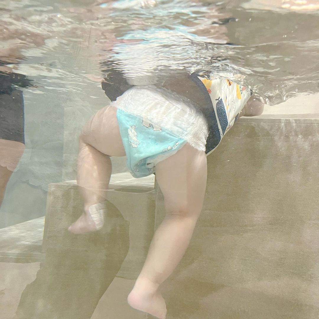 Có nên cho bé bơi thuỷ liệu từ sớm không?