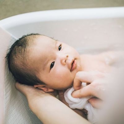 Làm gì khi bé yêu sợ tắm?