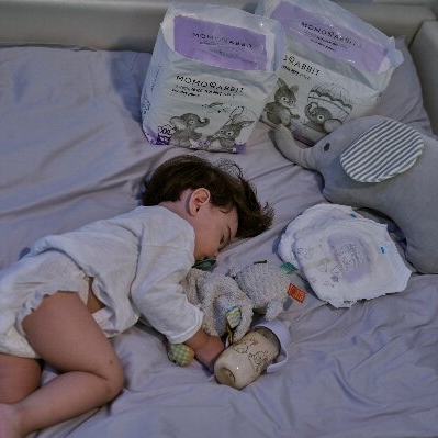 Bé ngủ say, bỉm lại đầy - Mẹ có nên thay?