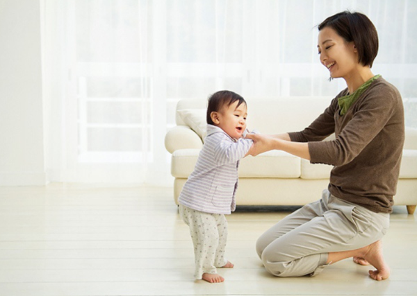 Để bé bước đi thật tự nhiên mẹ nhé
