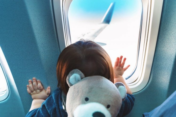 Những lưu ý khi đi máy bay cùng bé