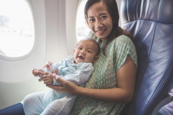 Những lưu ý khi đi máy bay cùng bé