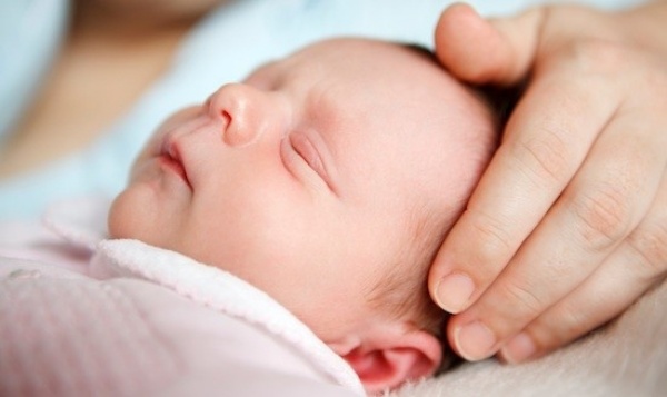 Trẻ sơ sinh ngủ nhiều bú ít có đáng lo ngại?