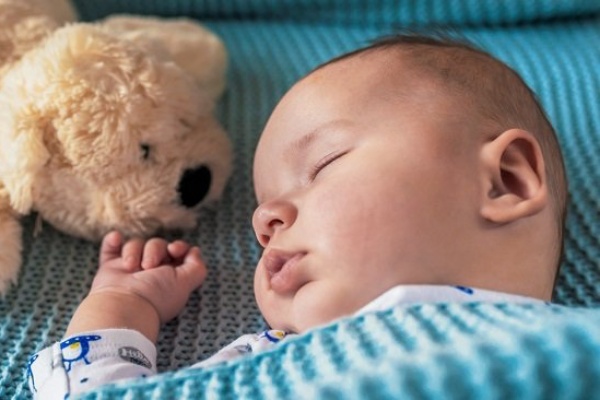 Trẻ sơ sinh ngủ nhiều bú ít có đáng lo ngại?