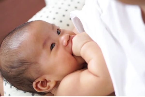 Momo rabbit mách mẹ dấu hiệu bé bú không đủ