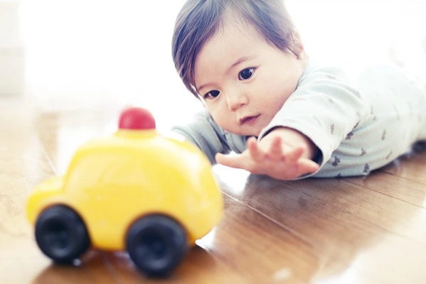 Đồ chơi kích thích phát triển cho bé 6 tháng tuổi