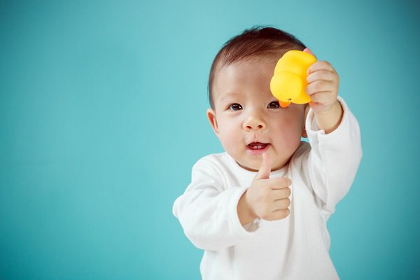 Đồ chơi kích thích phát triển cho bé 6 tháng tuổi