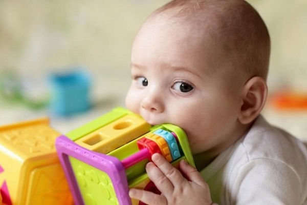 Đồ chơi kích thích phát triển cho bé 6 tháng tuổi