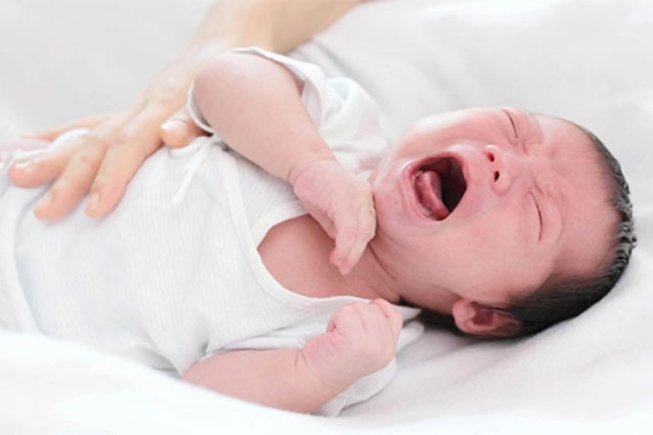 cần làm gì khi bé đòi bú mẹ liên tục?