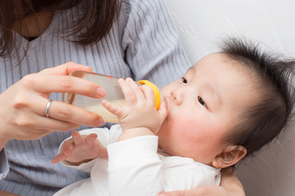 Có nên nuôi con bằng sữa công thức và những điều mẹ nên biết