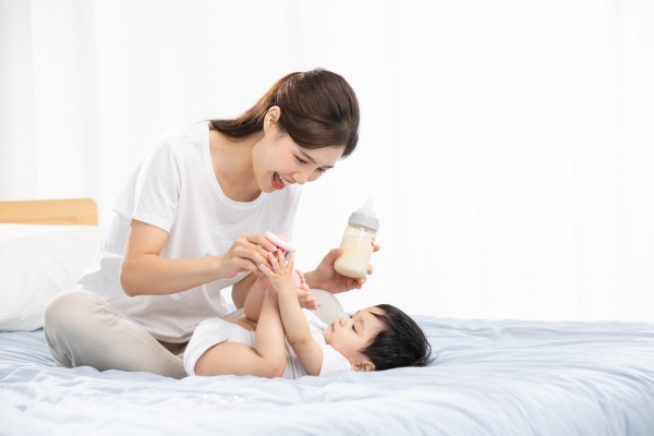 Kết hợp sữa ngoài khi nuôi con bằng sữa mẹ