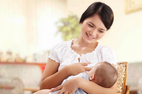 Kết hợp sữa ngoài khi nuôi con bằng sữa mẹ