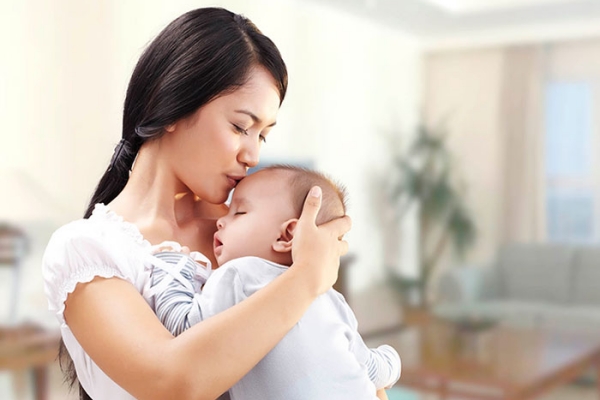 Kết hợp sữa ngoài khi nuôi con bằng sữa mẹ