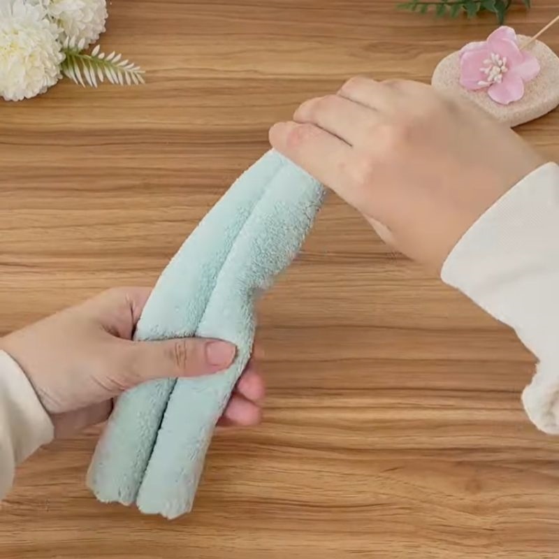 Xoắn khăn để tạo hình đầu chú gấu