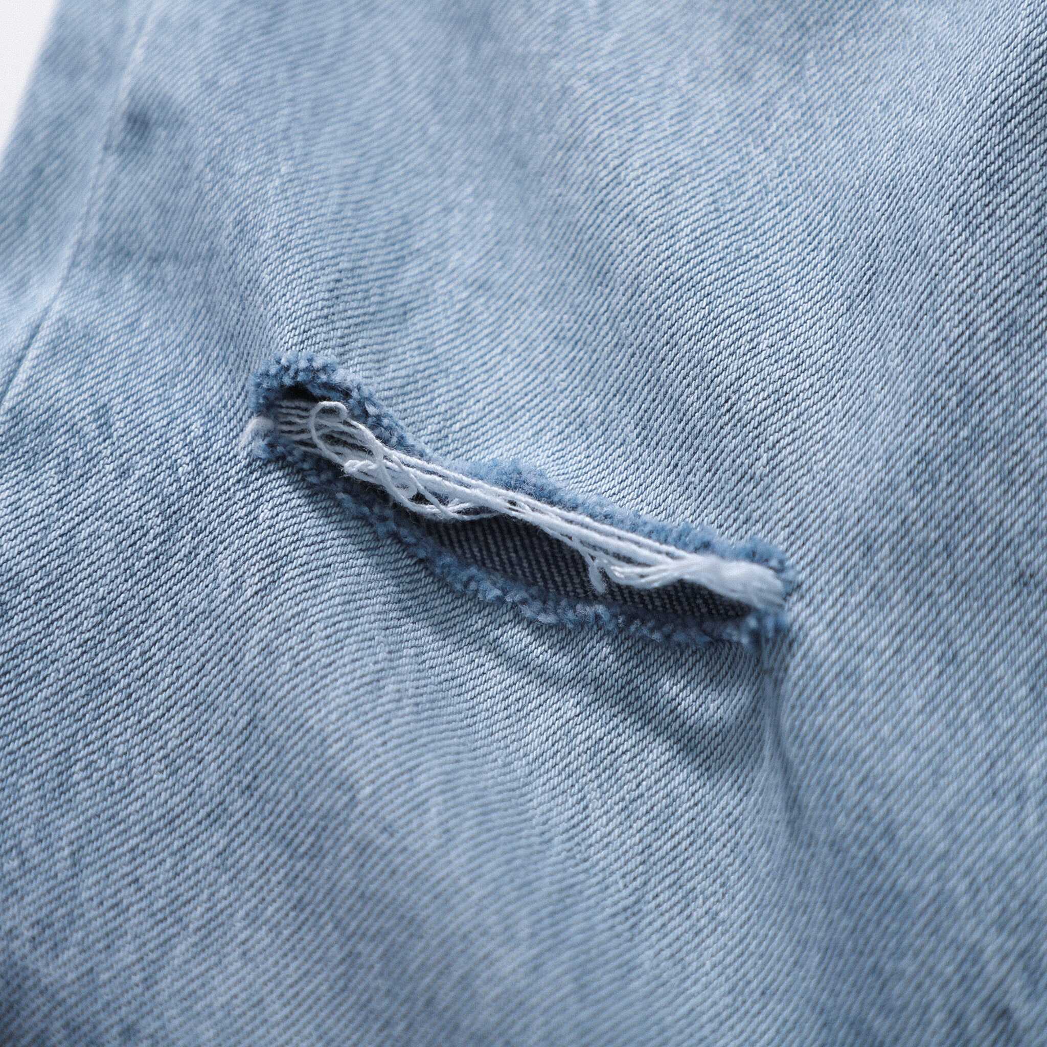 QUẦN JEANS DEFOXX XANH NHẠT RÁCH