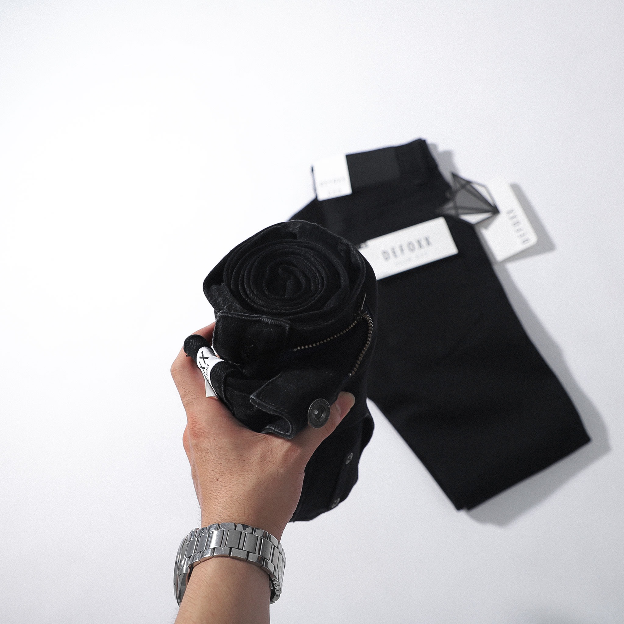 QUẦN JEANS DEFOXX ĐEN WASH CÀO RÁCH