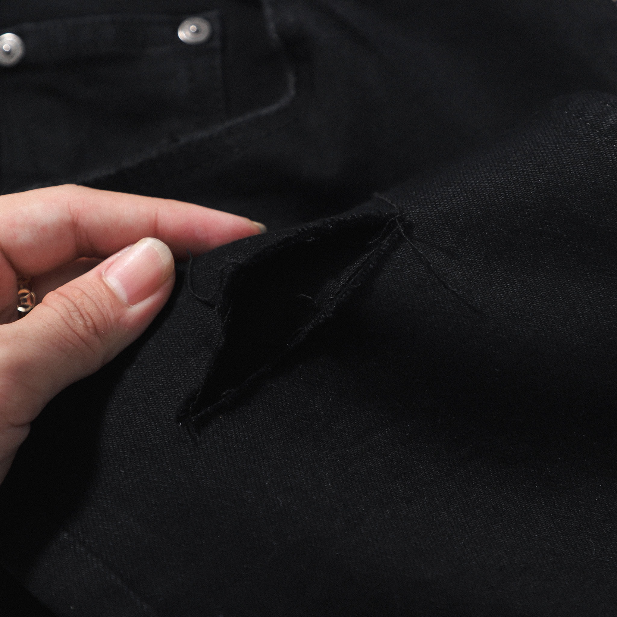 QUẦN JEANS DEFOXX ĐEN WASH CÀO RÁCH