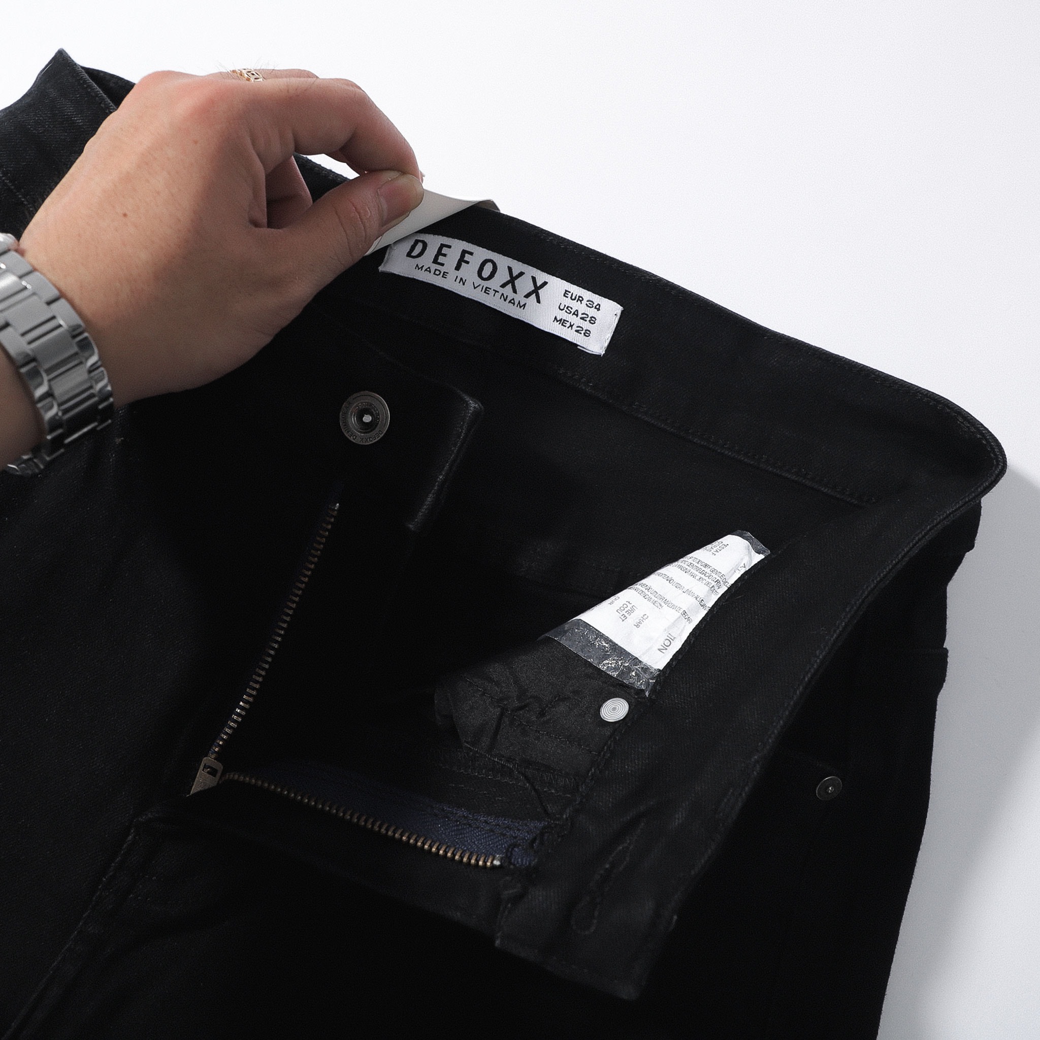 QUẦN JEANS DEFOXX ĐEN WASH CÀO RÁCH