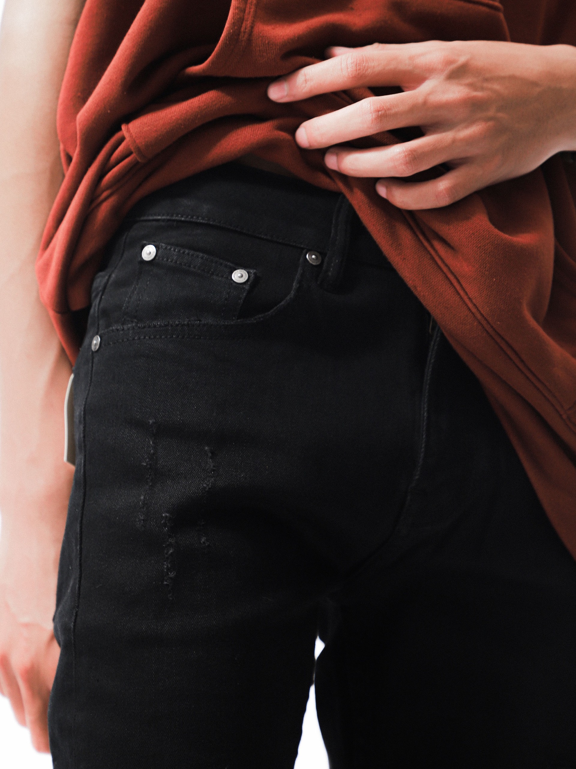 QUẦN JEANS DEFOXX ĐEN WASH CÀO RÁCH