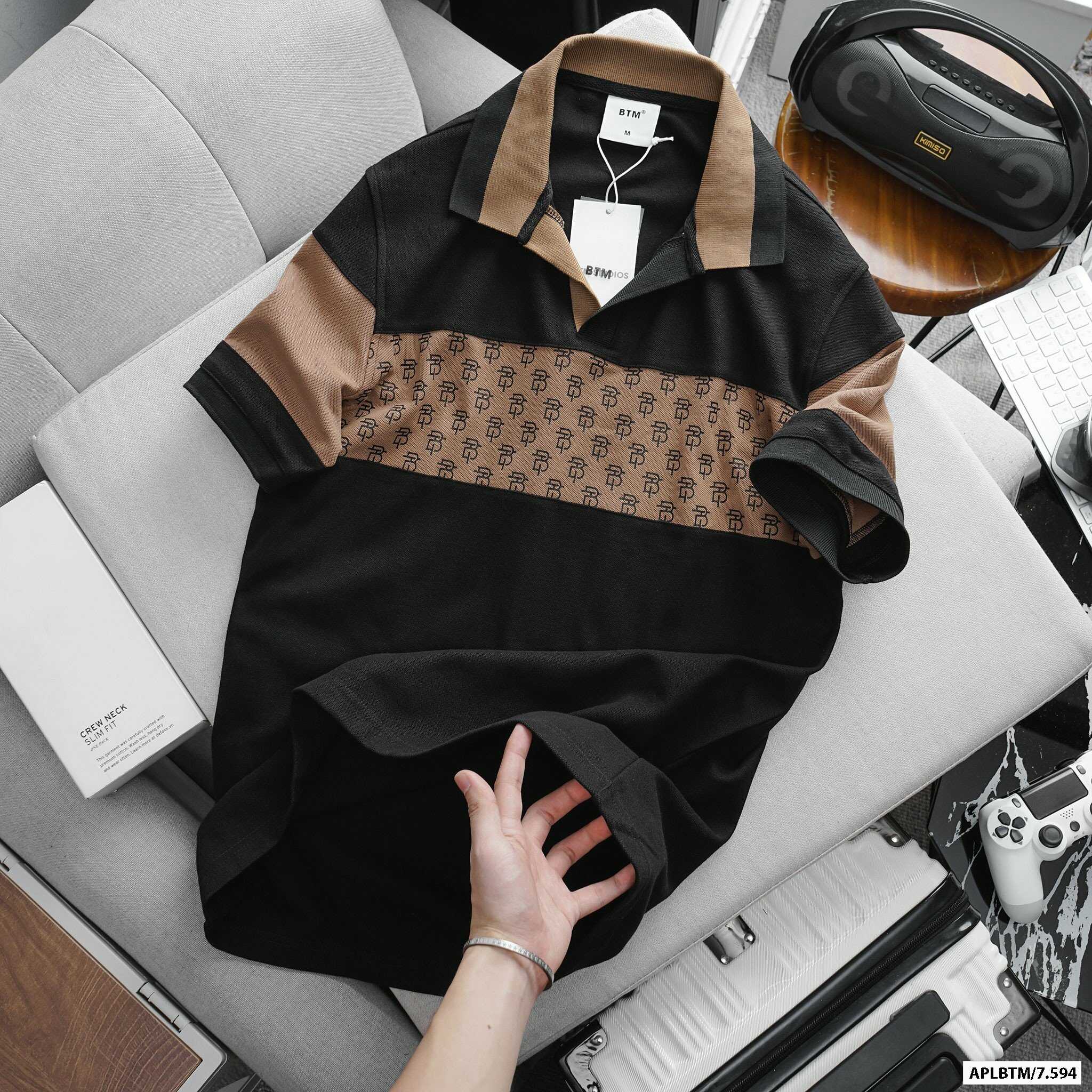 ÁO POLO BTM MONOGRAM CỔ V