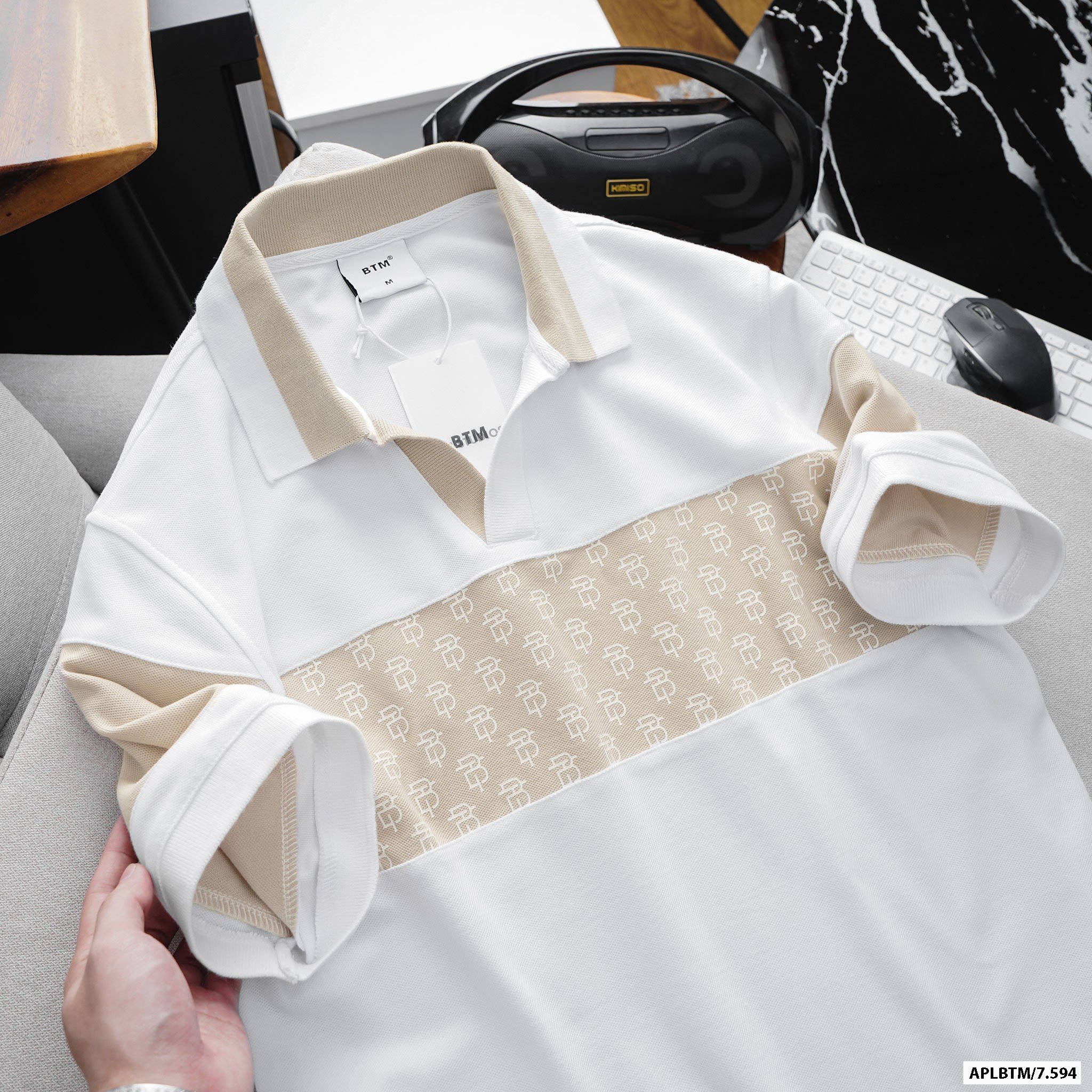 ÁO POLO BTM MONOGRAM CỔ V