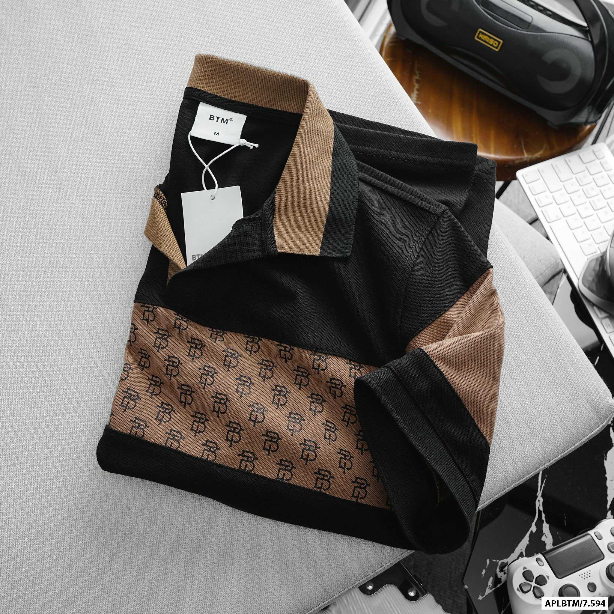 ÁO POLO BTM MONOGRAM CỔ V