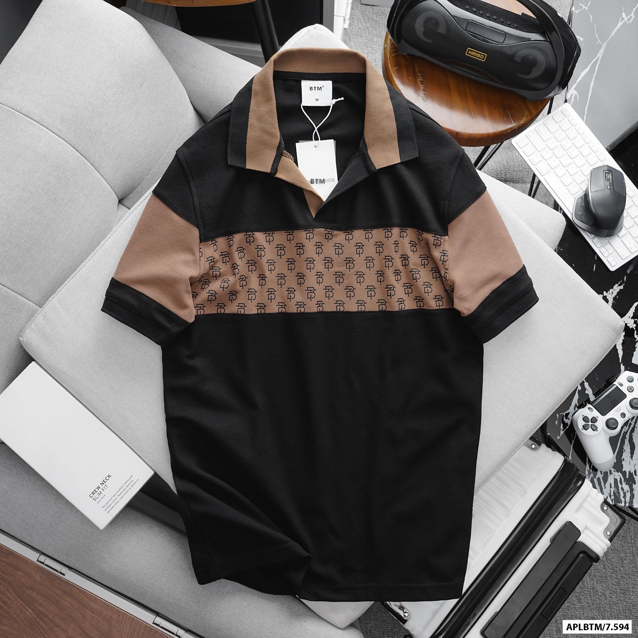ÁO POLO BTM MONOGRAM CỔ V