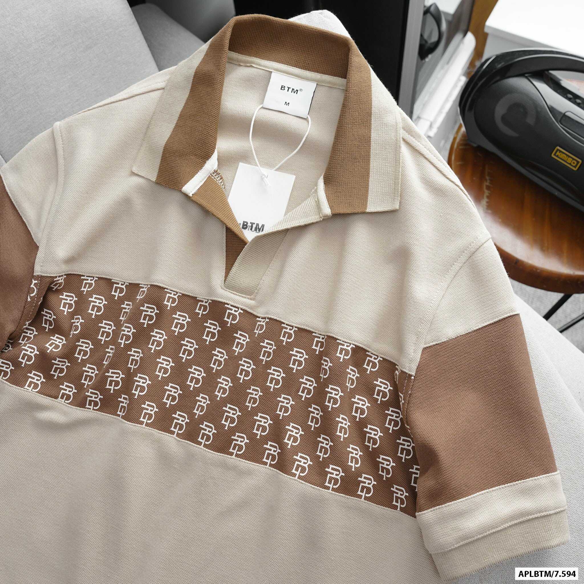 ÁO POLO BTM MONOGRAM CỔ V
