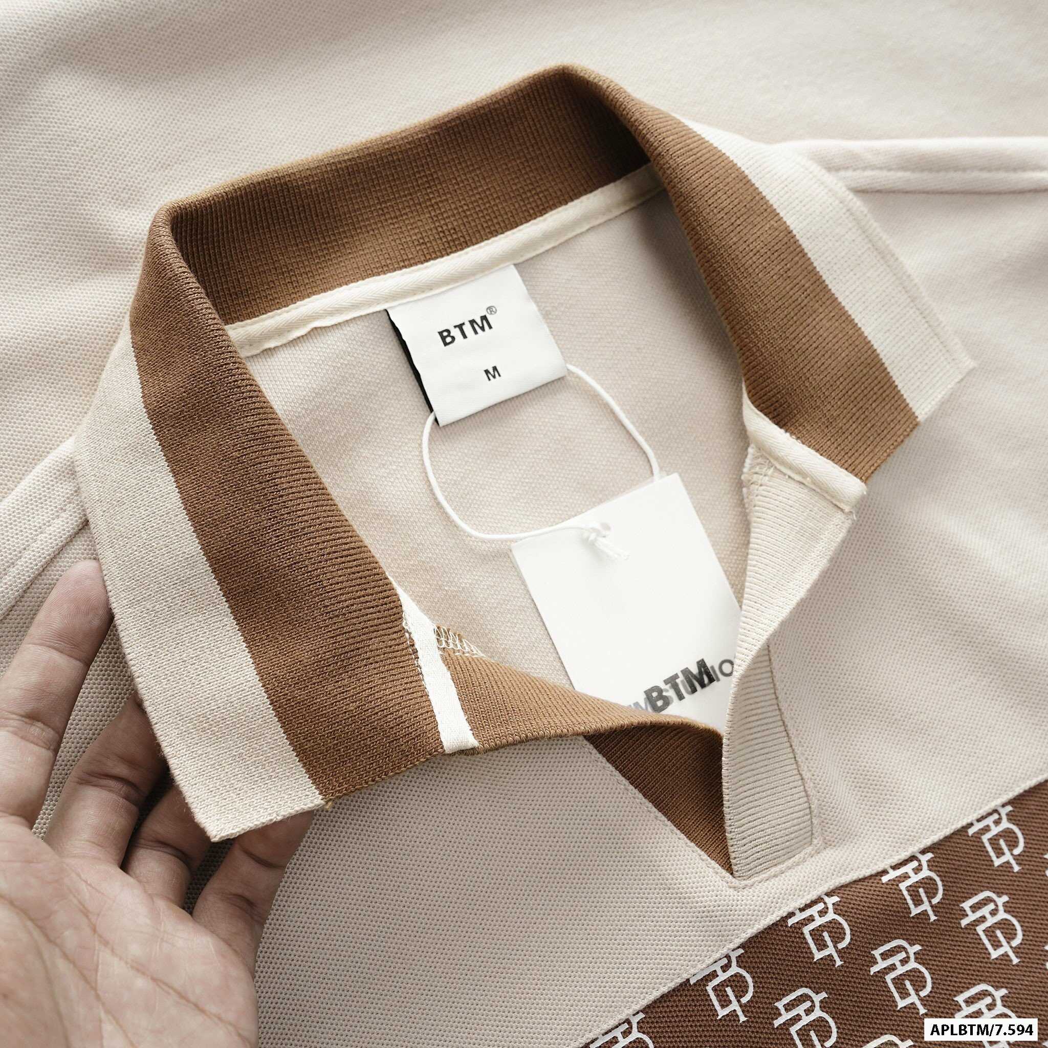 ÁO POLO BTM MONOGRAM CỔ V