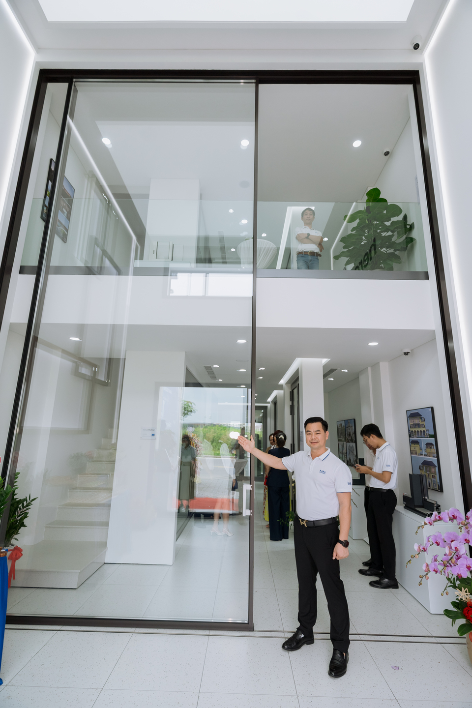 Cửa trượt siêu lớn 5.8m từ Châu Âu – giải pháp mở rộng không gian và tối ưu tầm nhìn cho biệt thự cao cấp.