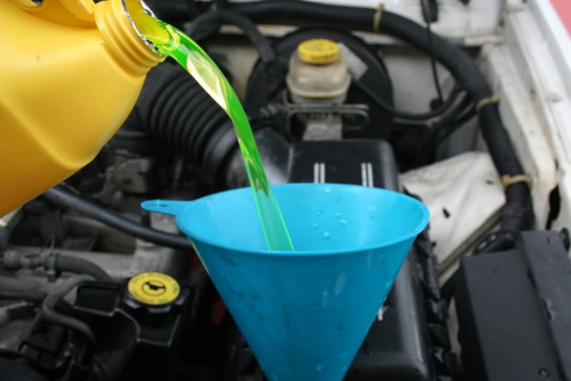 huong-dan-thay-nuoc-lam-mat-may-xuc-tu-a-z