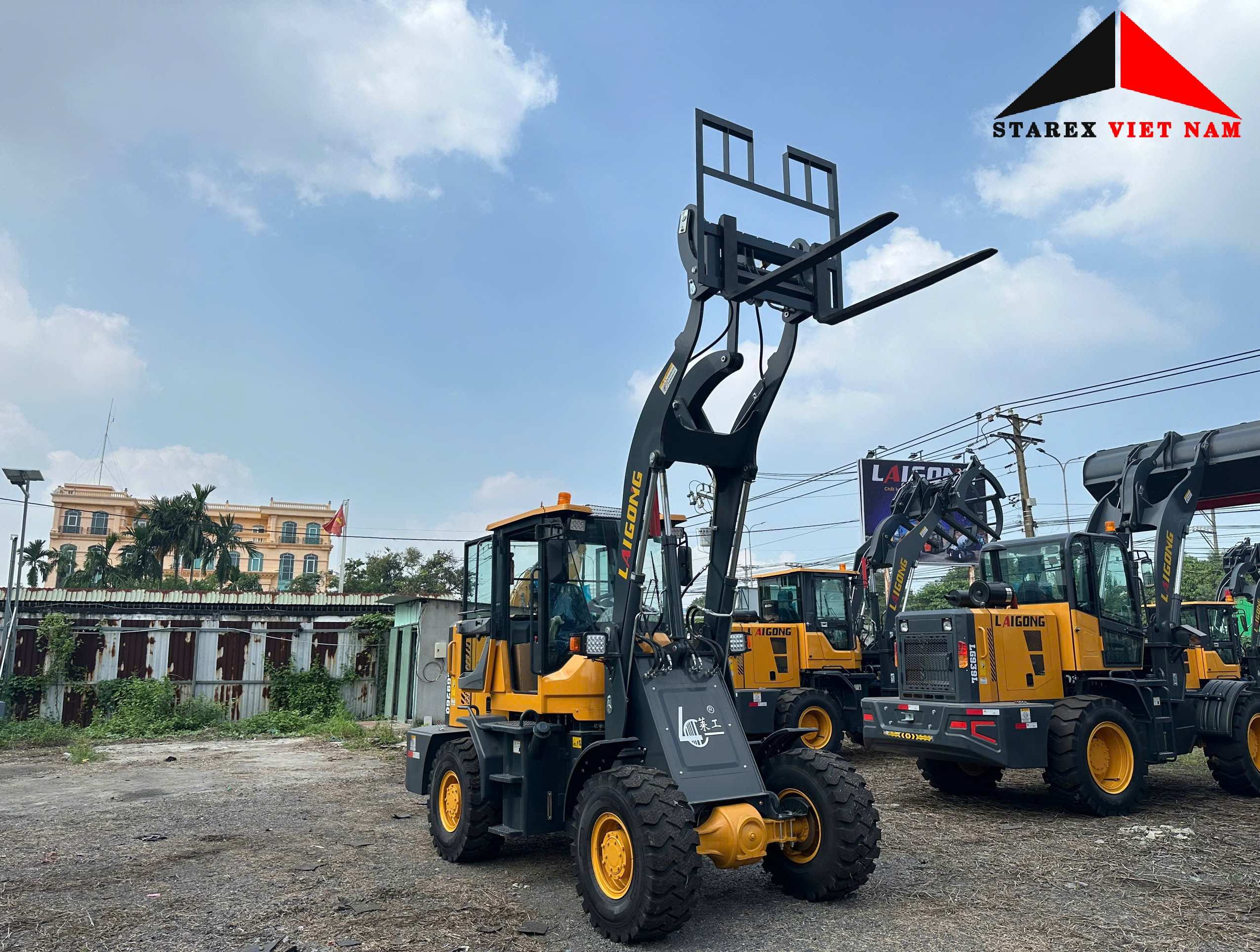 máy xúc lạt lắp càng nâng hàng